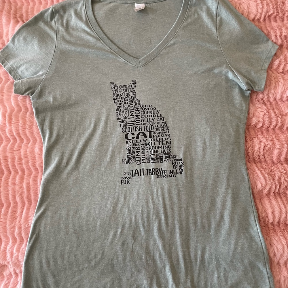 District vneck tshirt large